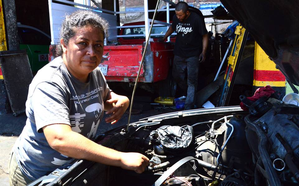 Mujeres al mando de un taller mecánico en México