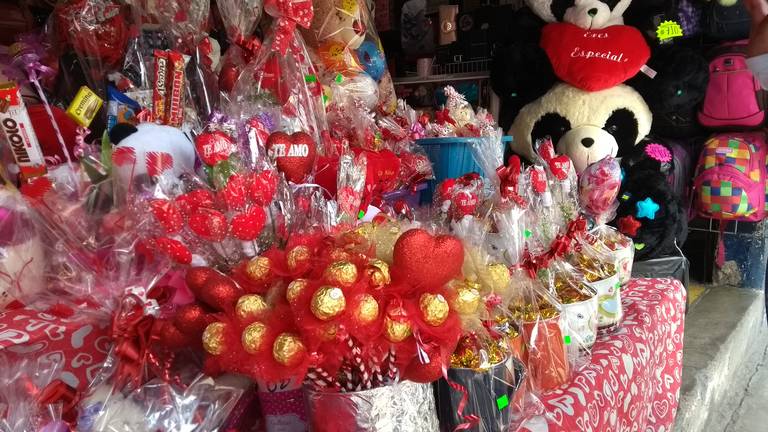 Comerciantes reflejan pocas ventas en regalos para San Valentín - El Sol de  León